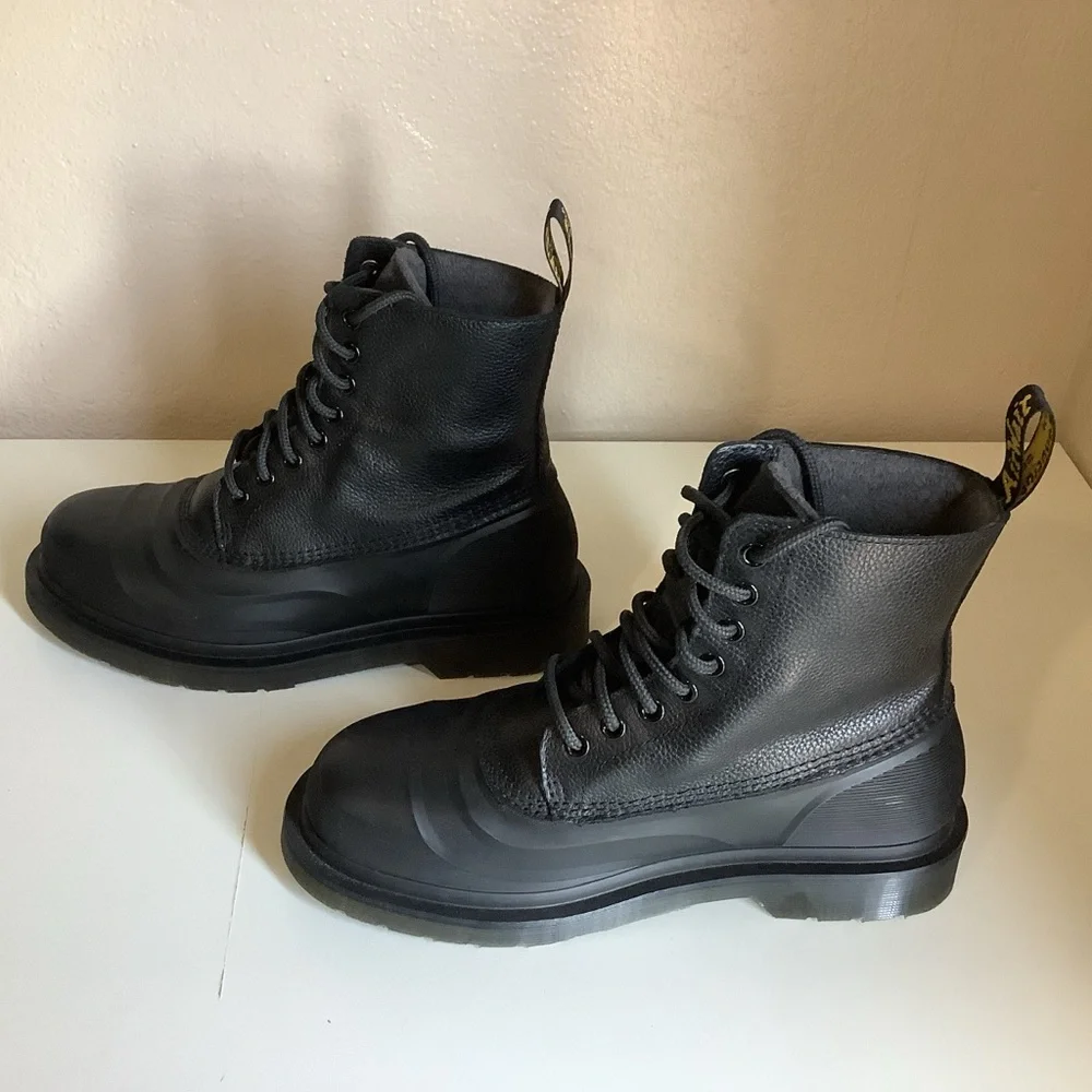 Dr. Martens Boots Women’s US 7, Men’s US 6